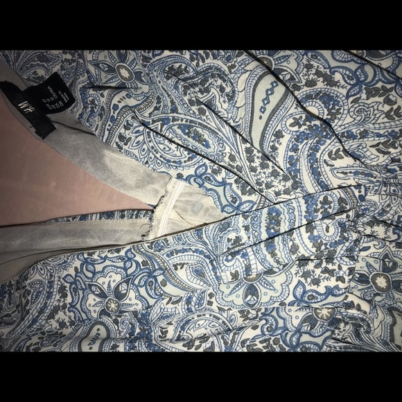 H&M Paisley Maxi Dress with deep V neck - Picture 4 of 5